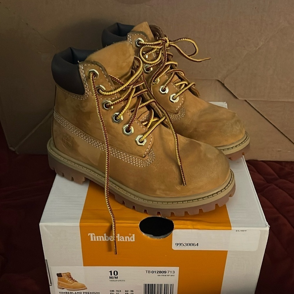 Timberland Classic Wheat 6 Inch Nubuck Boots Toddler sz 10M lace up scuff on toe